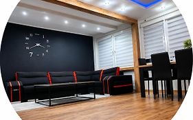 Ekskluzywny Apartament w Centrum z Klimatyzacją i Balkonem